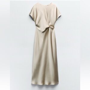 Zara-Round neck short sleeve dress. Fitted waist with front ruching. Button back